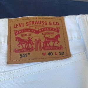 Up for sale are a pair of Levi’s jeans. White in color 541 style. W40 L32